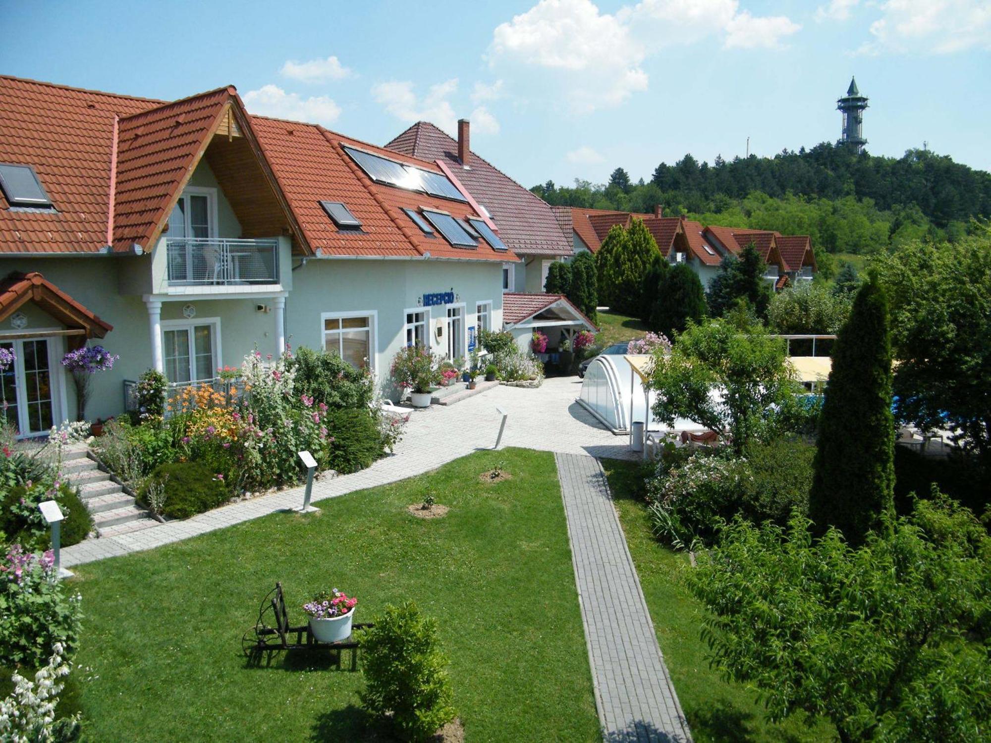 Отель Andrea Wellness Garden Черсегтомай Экстерьер фото