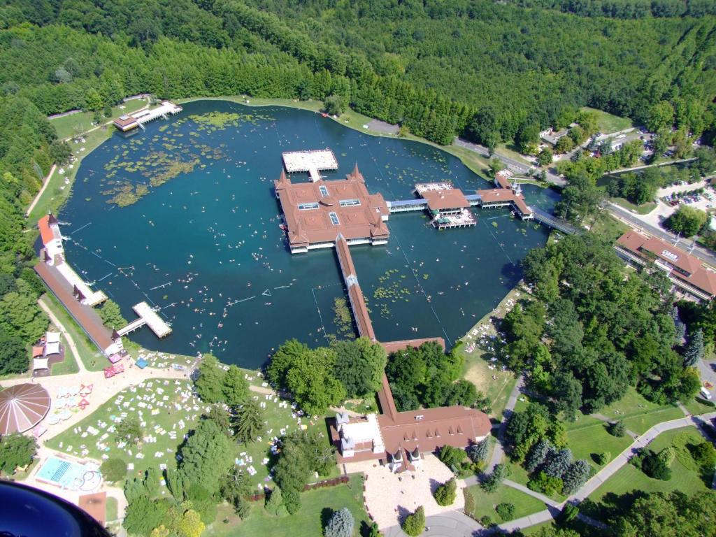 Отель Andrea Wellness Garden Черсегтомай Экстерьер фото