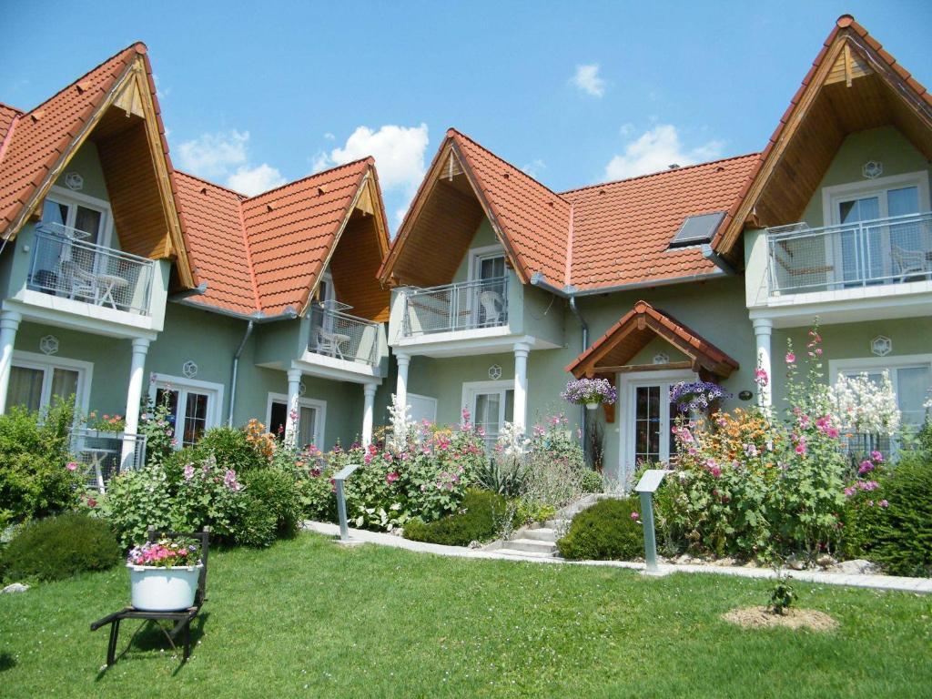 Отель Andrea Wellness Garden Черсегтомай Экстерьер фото