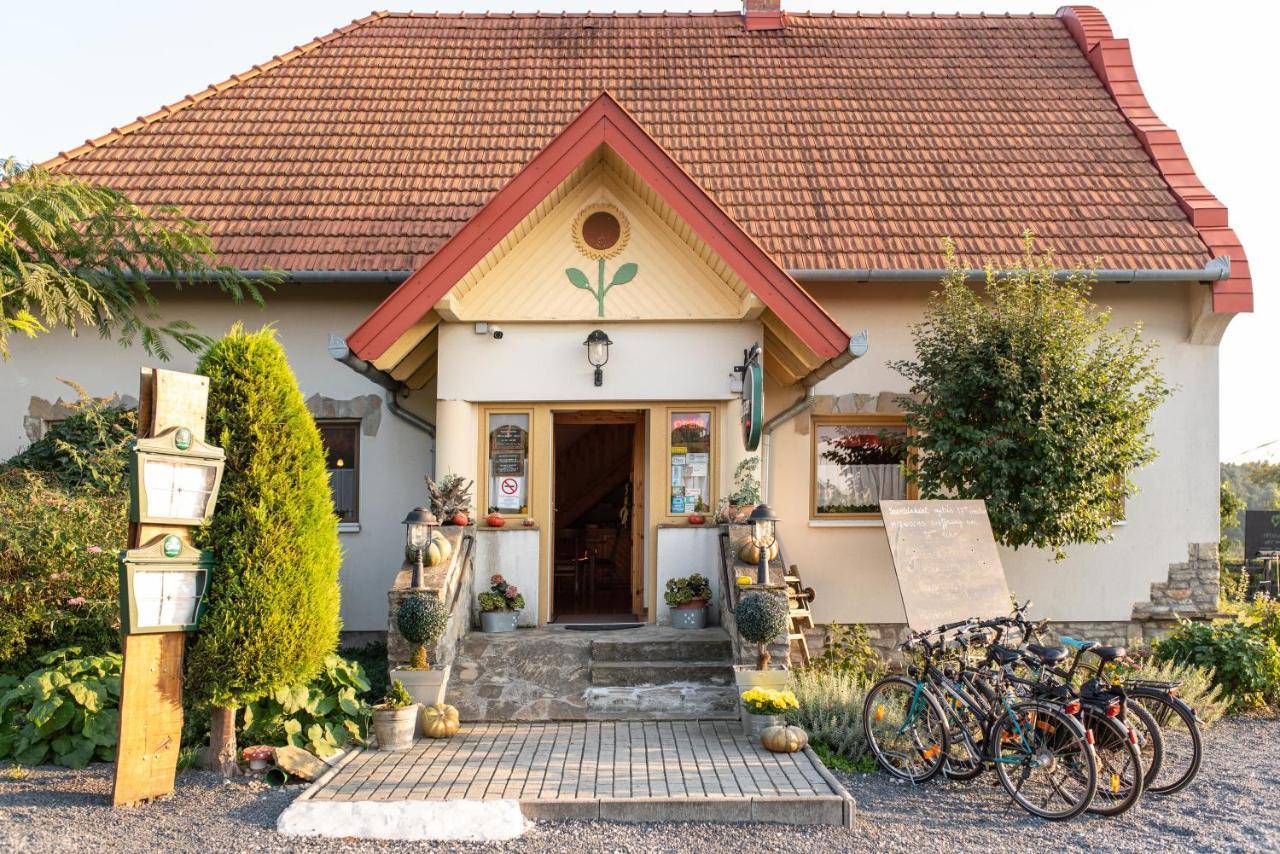 Отель Andrea Wellness Garden Черсегтомай Экстерьер фото
