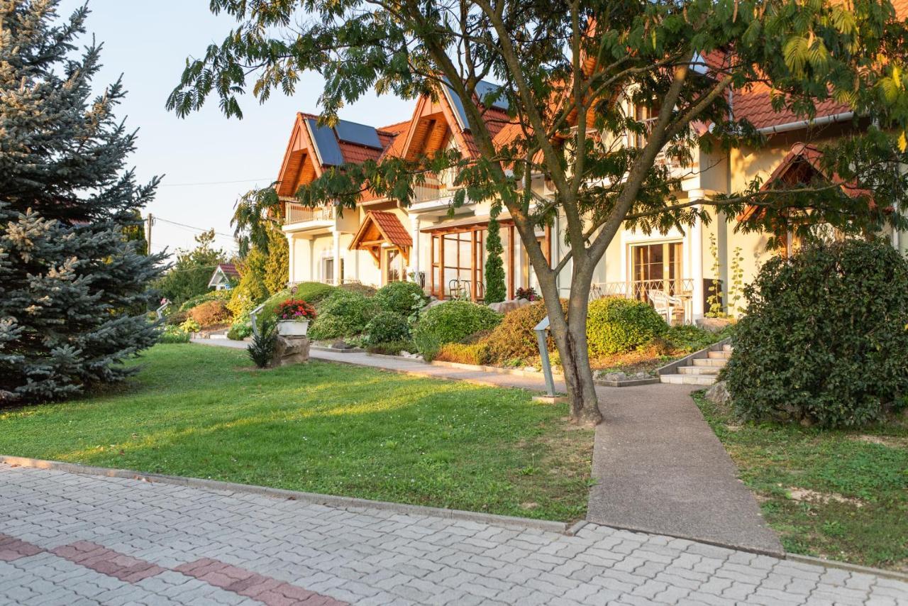 Отель Andrea Wellness Garden Черсегтомай Экстерьер фото