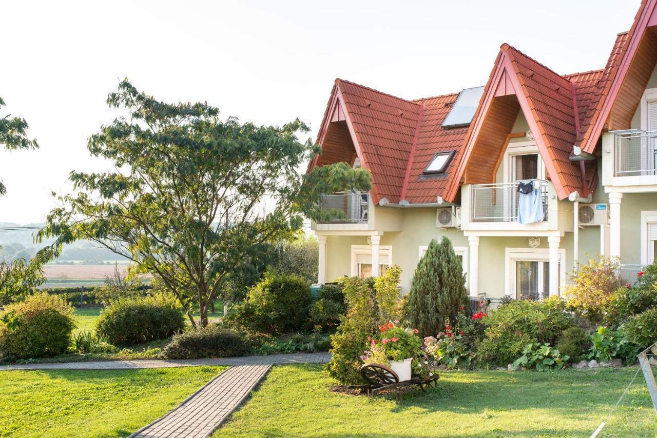 Отель Andrea Wellness Garden Черсегтомай Экстерьер фото