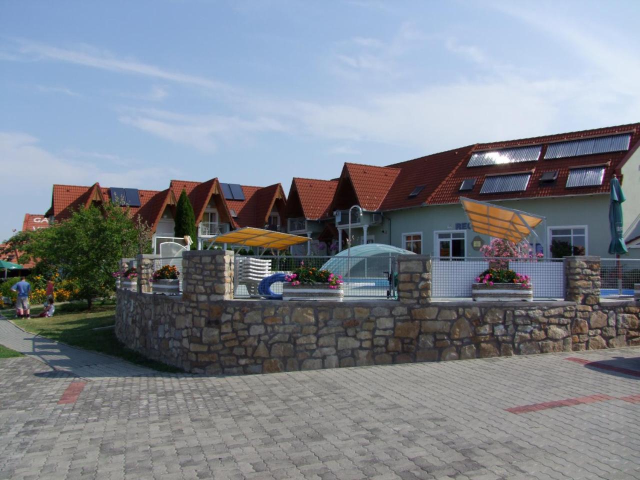 Отель Andrea Wellness Garden Черсегтомай Экстерьер фото